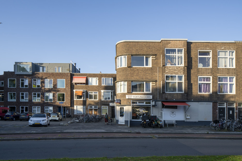 Winkel met bovenwoningen